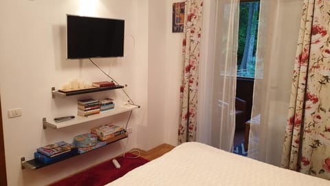 Bed, TV and multimedia, Bedroom