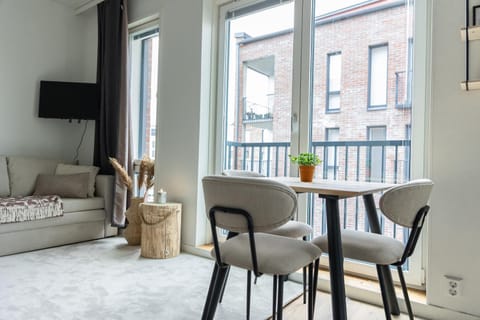 TV and multimedia, Balcony/Terrace, Photo of the whole room, Seating area, Dining area