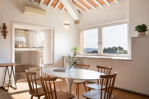 Dining area, kitchen