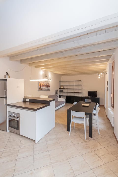 Kitchen or kitchenette, Living room, Seating area, Dining area