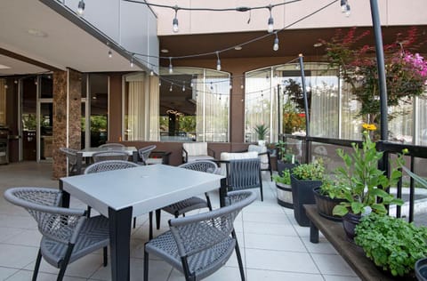 Patio, Restaurant/places to eat, Balcony/Terrace