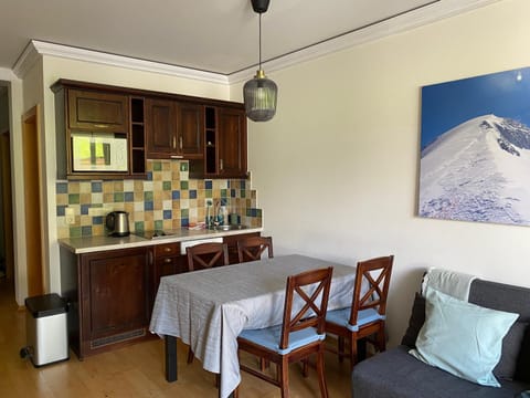 Kitchen or kitchenette, Living room, Seating area, Dining area, minibar