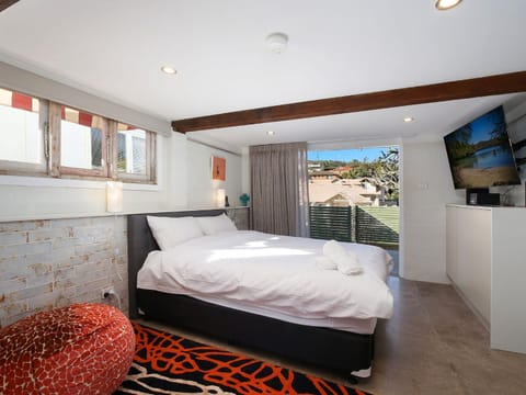 Cosy Studio With Deck, Close to Shops and Beach House in Terrigal