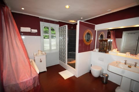 Shower, Toilet, Patio, Garden, Hot Tub, Bathroom, TV and multimedia, Coffee/tea facilities, Balcony/Terrace, Dining area, Bath