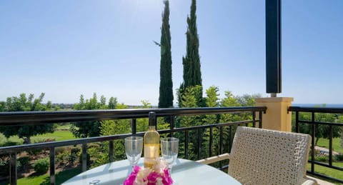 1 bedroom Apartment Nesoi with sea and golf views, Aphrodite Hills Resort Eigentumswohnung in Kouklia