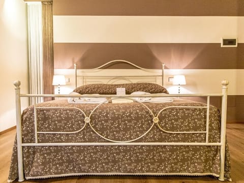 Bed, Photo of the whole room, Decorative detail, Bedroom