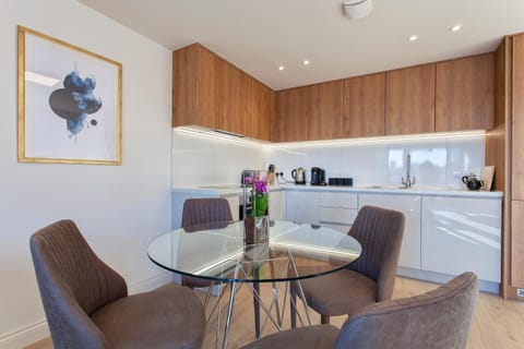 Heathrow South Apartments by Charles Hope Apartamento in Staines-upon-Thames