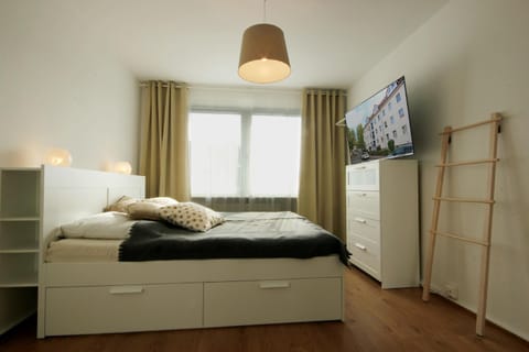 Bed, TV and multimedia, Photo of the whole room, Bedroom
