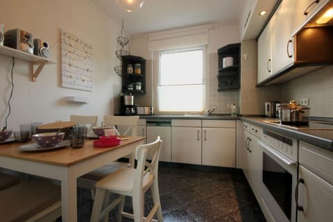 Kitchen or kitchenette, Seating area, Dining area
