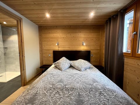 Bed, Bathroom, Photo of the whole room, Bedroom