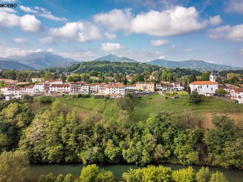 Charmant T2 à Hasparren, 4 pers, centre-ville, terrasse, parking privatif - FR-1-495-84 Apartment in French Basque Country