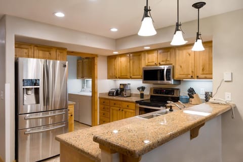#1012 - Walk to Ski, Newly Remodeled Mountain View Condo with Pool Copropriété in Steamboat Springs