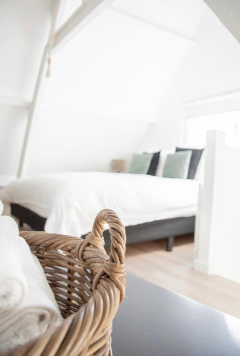 Bed, Photo of the whole room, Decorative detail, Bedroom