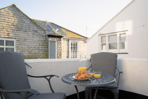 Stylish Two Bedroom Cottage - In Town Centre Condo in Saint Ives