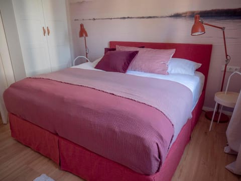 Red flat by GrazRentals direct by University & free parking Apartamento in Graz