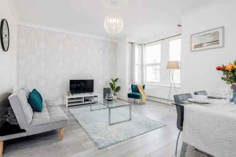 Luxury Apartment 2bed & Parking - East London - by Damask Homes Condo in Ilford