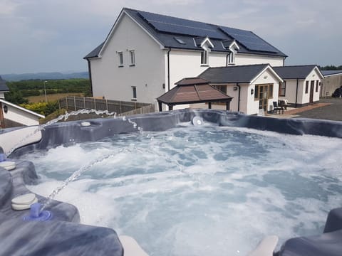 Property building, Hot Tub