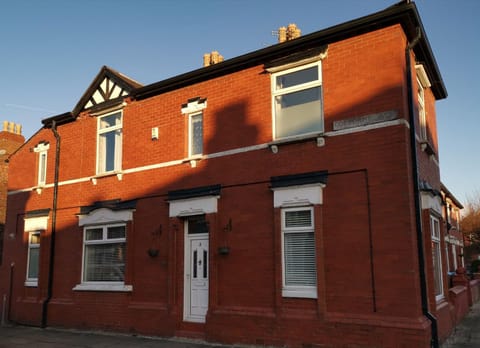 Corner House, Sleeps 8 in 4 Bedrooms, near train station, Great Value! House in Manchester