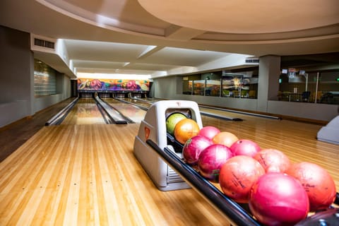 Restaurant/places to eat, Bowling, Entertainment