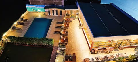 Restaurant/places to eat, Pool view, Swimming pool