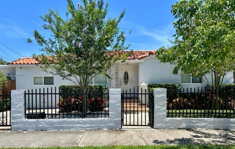 Main House 3 Bed 2 Bath & Guest House 1 Bed 1 Bath House in Miami