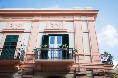 Property building, Day, Balcony/Terrace