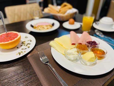 Food and drinks, Continental breakfast