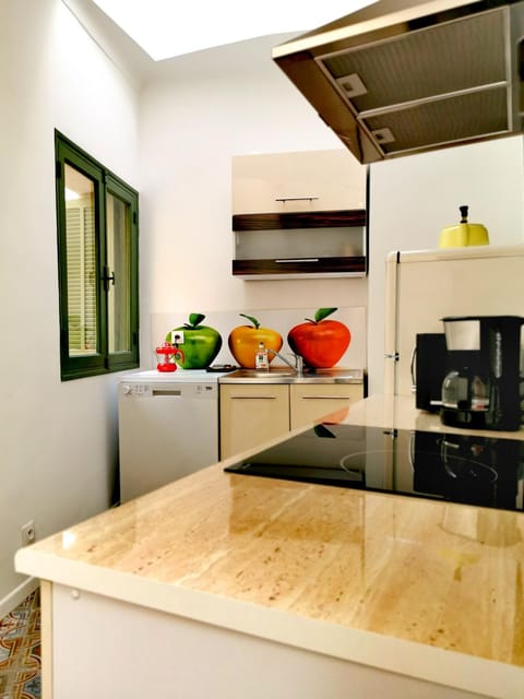 Kitchen or kitchenette, minibar