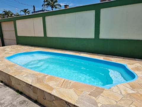 Confortável casa com piscina e churrasqueira a 100m da praia Haus in Caraguatatuba