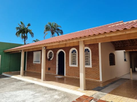 Confortável casa com piscina e churrasqueira a 100m da praia Casa in Caraguatatuba