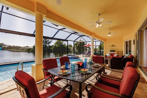 Scenic water view, 2 master suites with direct pool access - Villa Casa Amarilla Villa in Cape Coral