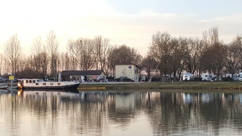 Neighbourhood, Natural landscape