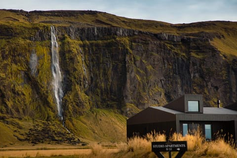 Nearby landmark, Natural landscape, Mountain view