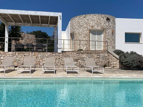 VILLA BIANCA con piscina e vista mare Villa in Apulia