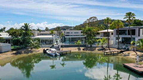 Neighbourhood, Swimming pool