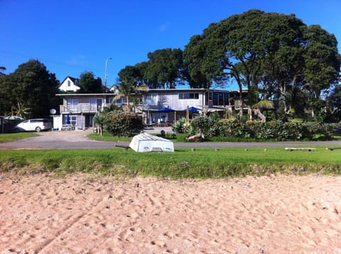 Driftwood Beachfront Accommodation, Cable Bay, Owhetu Albergue natural in Northland