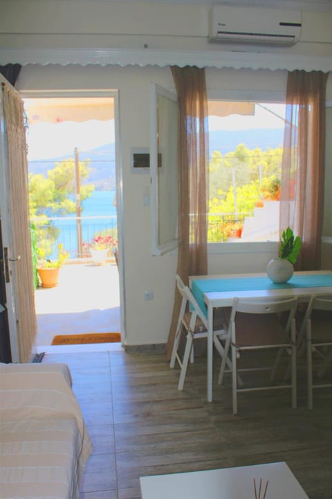 SERENITY yard apartment House in Poros