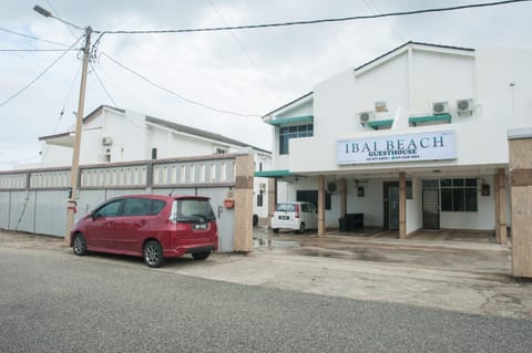 Property building, Facade/entrance, Property logo or sign, Neighbourhood