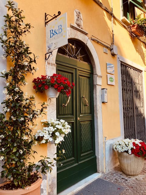 Nearby landmark, Restaurant/places to eat, Facade/entrance, Lobby or reception
