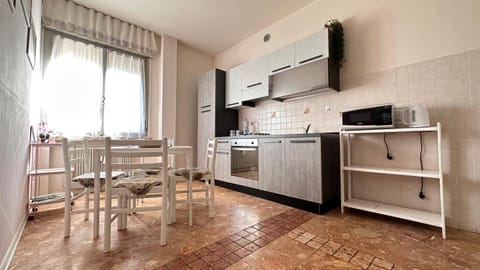 Kitchen or kitchenette, Dining area, minibar, pet friendly, stove