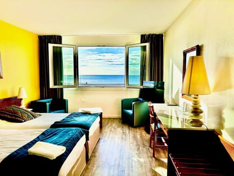 Bed, TV and multimedia, Photo of the whole room, Bedroom, Sea view, Sea view, hair dresser