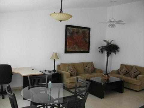 Hermosa Suite Alberca Áreas Verdes Blvd Bernardo Quintana 17D Condo in Santiago de Queretaro