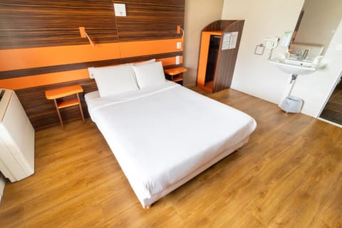 Bed, Photo of the whole room, Bedroom, Facility for disabled guests, acessibility