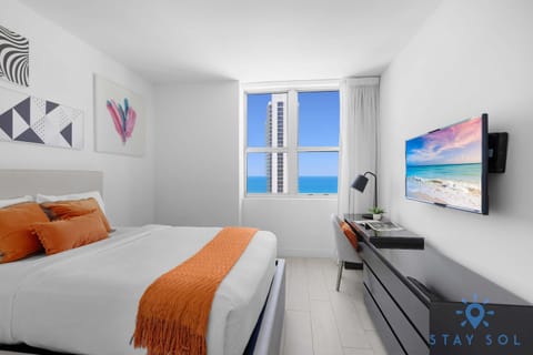 Wrap Around Balcony - Insane Views - Amazing Pools Apartment in Hollywood Beach