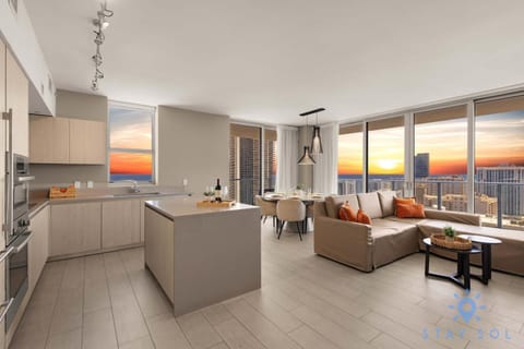 Wrap Around Balcony - Insane Views - Amazing Pools Apartment in Hollywood Beach