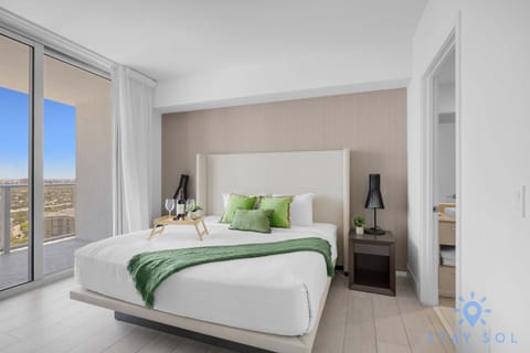 Wrap Around Balcony - Insane Views - Amazing Pools Apartment in Hollywood Beach