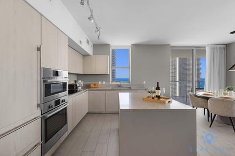 Wrap Around Balcony - Insane Views - Amazing Pools Apartment in Hollywood Beach