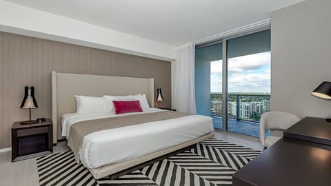 High-Floor with Stunning Views-Luxury Condo - Pools Condominio in Hollywood Beach
