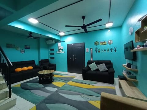 The Handz House II with WIFI - For family or same gender only house in Penang