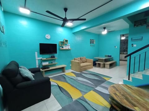 The Handz House II with WIFI - For family or same gender only house in Penang